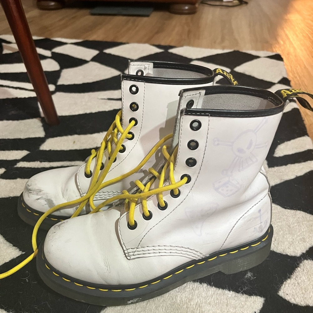 Doc Martens white leather boots combat boots. Size 7.
